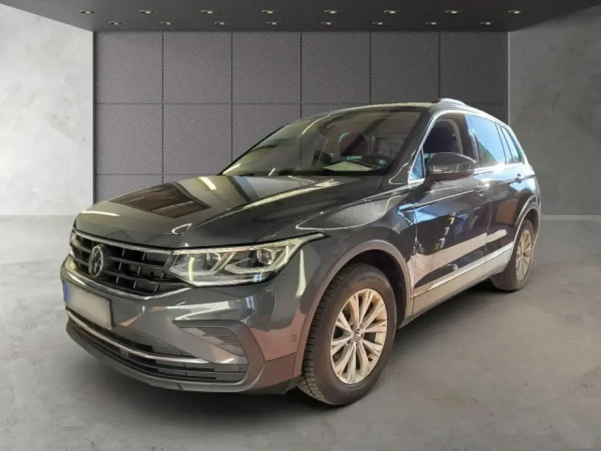 Gebraucht VW Tiguan Life 150 PS (110 kW) 2023 Delfingrau metallic SUV