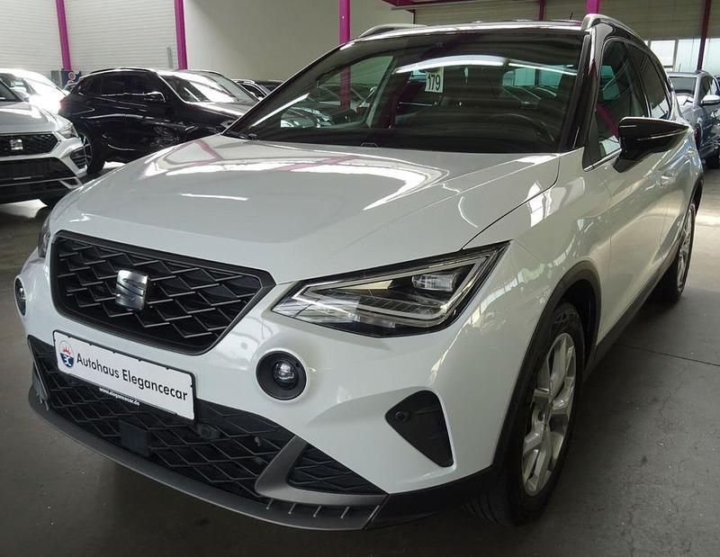 Weiß Gebraucht 2022 Seat Arona FR SUV | 19.449 € (Fairer Preis) - Bild 1/4