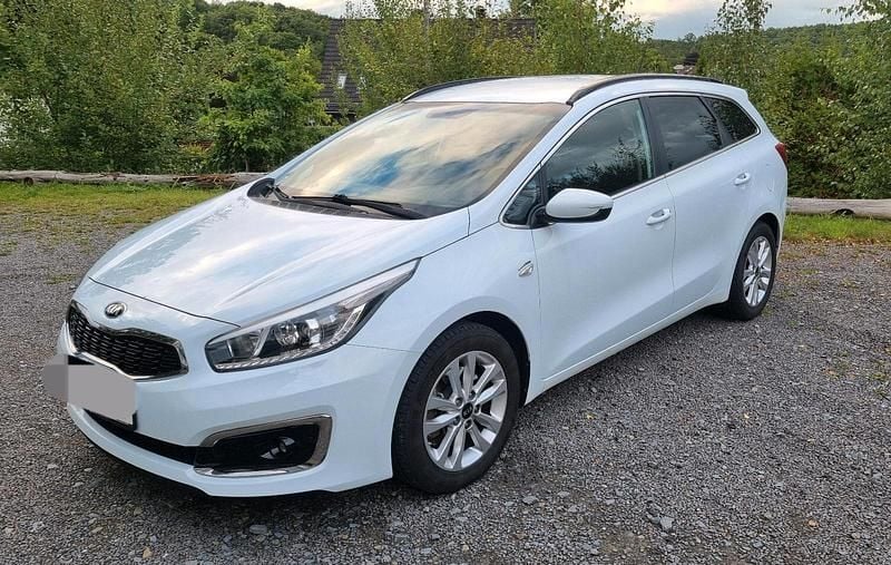 Weiß Gebraucht 2016 Kia Ceed DREAM-TEAM Edition Kombi | 11.990 € (Etwas zu teuer) - Bild 1/4