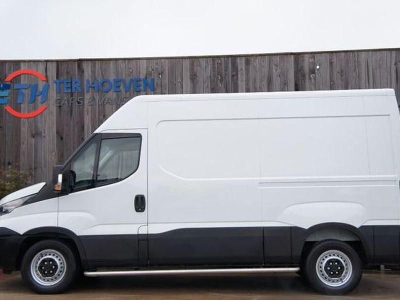 Second-hand Iveco 35.12 116 CP (85 kW) 2018 Alb Van