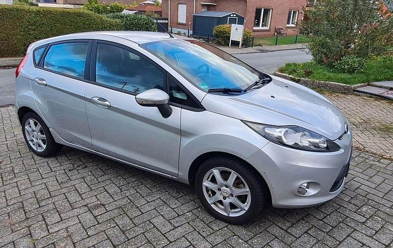 Silber Gebraucht 2011 Ford Fiesta Trend Limousine | 3.100 € - Bild 1/4