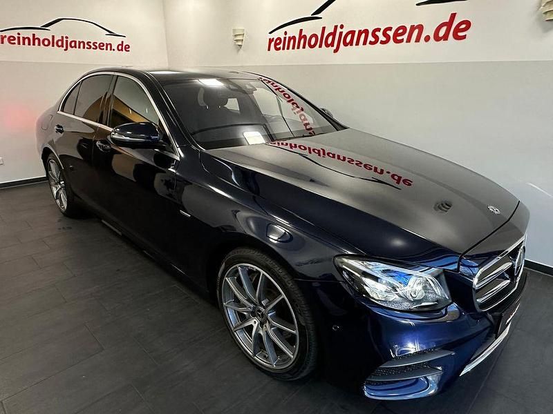 Blau Gebraucht 2019 Mercedes E220 AMG Limousine | 34.890 € (Fairer Preis) - Bild 1/4