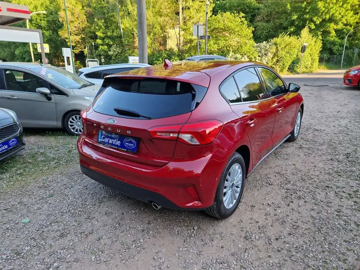 Używany Ford Focus 125 KM (91 kW) 2021 Czerwony Sedan/Limuzyna