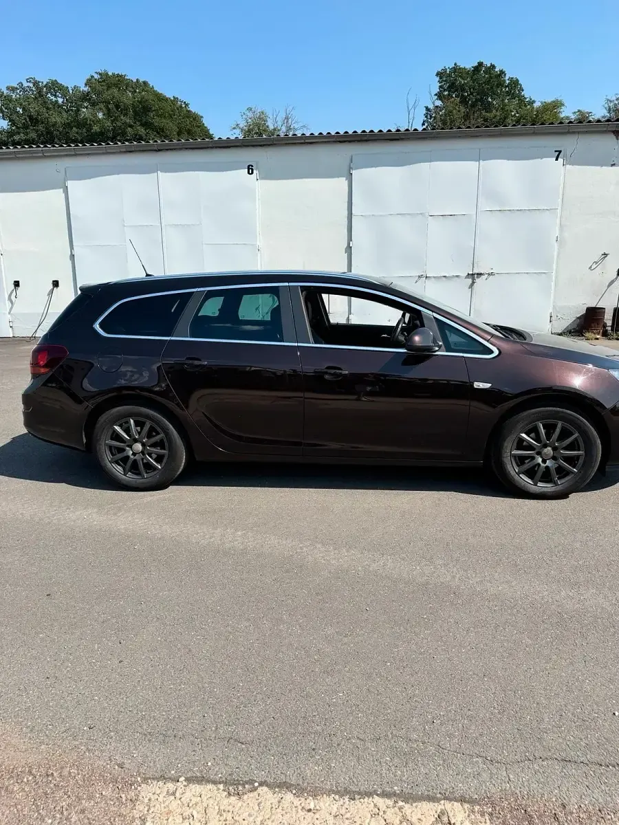 Gebraucht Opel Astra 140 PS (102 kW) 2012 Rot Kombi