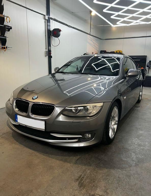 Grau Gebraucht 2010 BMW 320 Performance Coupé | 9.500 € (Teuer) - Bild 1/4