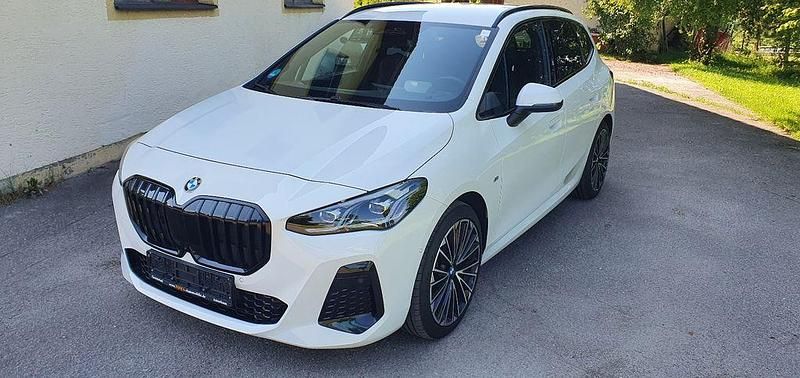 Weiß Gebraucht 2024 BMW 218 Active Tourer M Sport Van / Kleinbus | 28.650 € (Guter Preis) - Bild 1/4