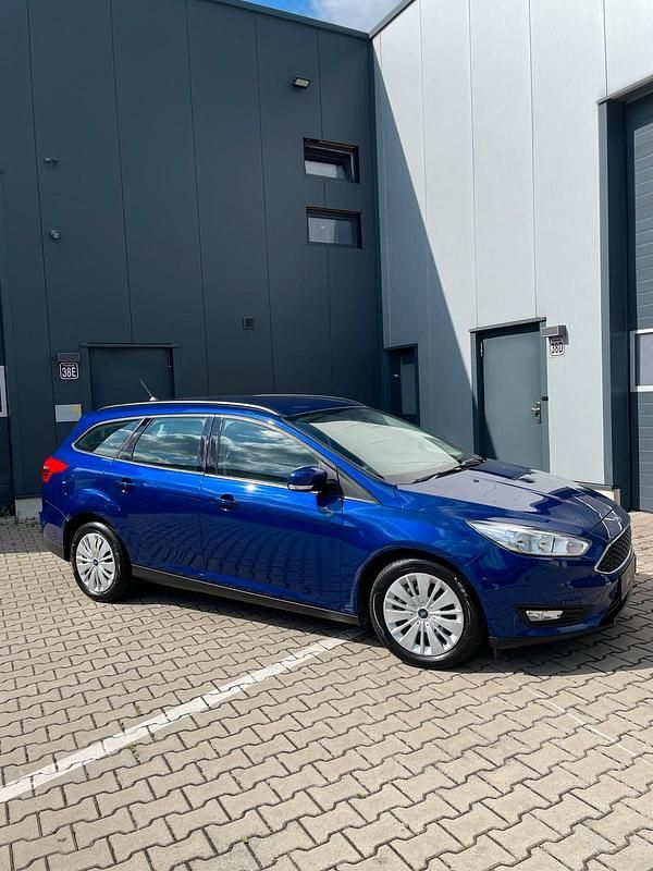 Blau Gebraucht 2017 Ford Focus Kombi | 8.999 € (Fairer Preis) - Bild 1/4