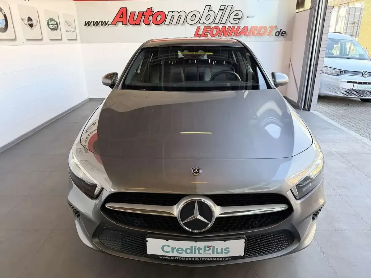 Gebraucht Mercedes A180 136 PS (100 kW) 2019 Mountaingrau (metallic) Limousine