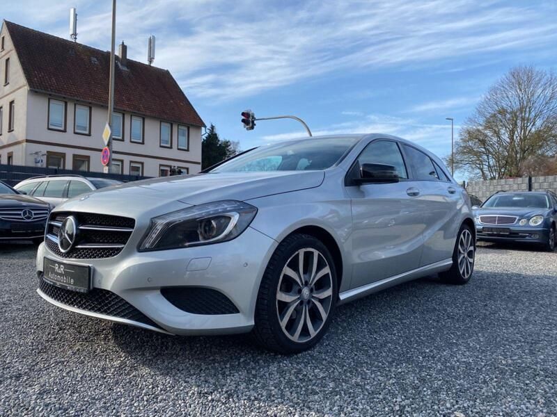 Silber Gebraucht 2013 Mercedes A180 Urban Limousine | 9.490 € (Etwas zu teuer) - Bild 1/4