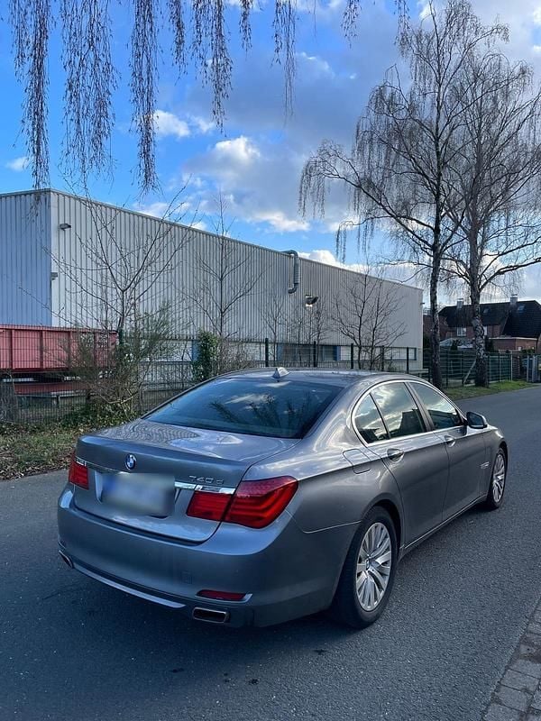 Gebraucht BMW 740 306 PS (225 kW) 2012 Silber Limousine