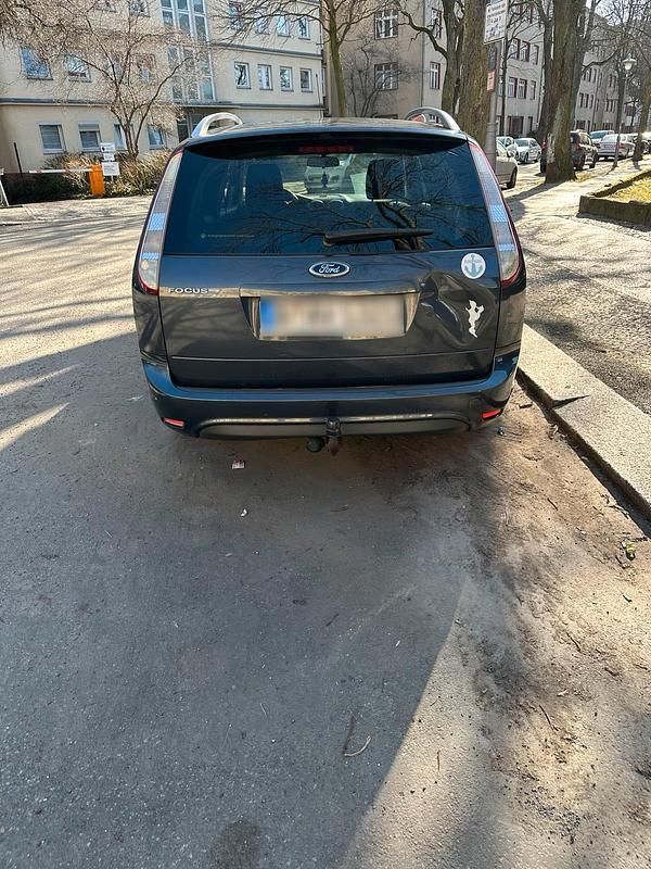 Gebraucht Ford Focus 100 PS (73 kW) 2011 Grau Kombi