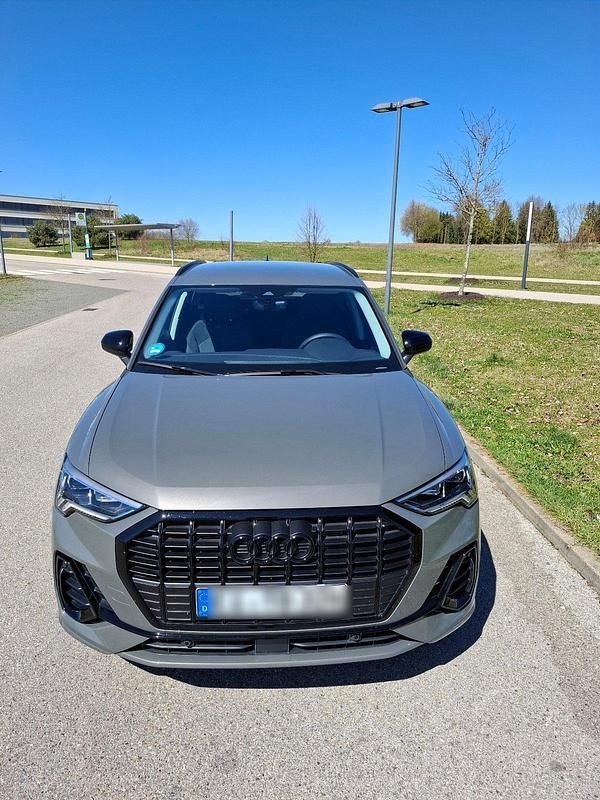 Grau Gebraucht 2024 Audi Q3 S-Line SUV | 40.300 € (Fairer Preis) - Bild 1/4