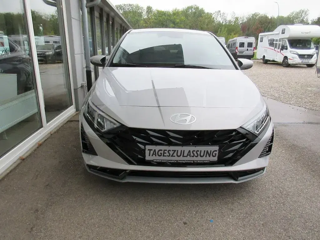 Neu Hyundai i20 GO! 101 PS (74 kW) 2025 Grau Limousine