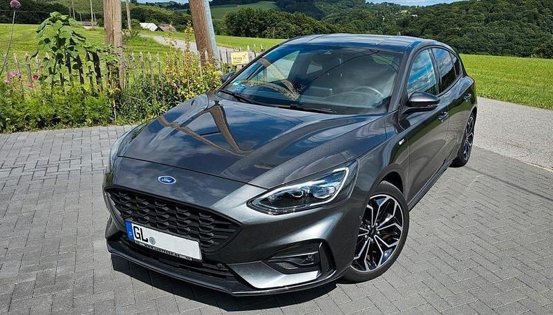 Grau Gebraucht 2020 Ford Focus ST-Line Limousine | 15.200 € (Guter Preis) - Bild 1/4