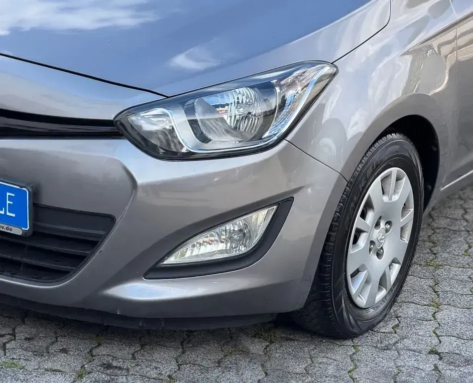 Gebraucht Hyundai i20 Trend 86 PS (63 kW) 2013 Grau Kleinwagen