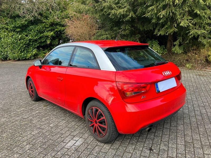 Gebraucht Audi A1 Attraction 86 PS (63 kW) 2011 Rot Kleinwagen