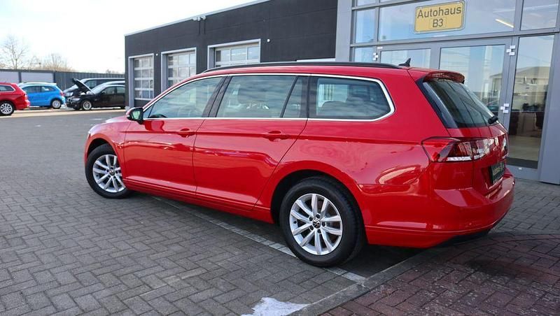Gebraucht VW Passat Business 122 PS (89 kW) 2023 Rot Kombi