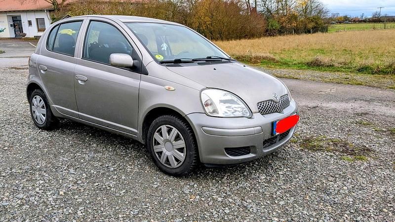 Grau Gebraucht 2004 Toyota Yaris Kleinwagen | 2.000 € (Fairer Preis) - Bild 1/4