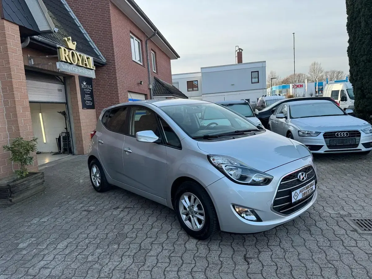 Gebraucht Hyundai ix20 Edition 125 PS (91 kW) 2018 Silber Kleinwagen