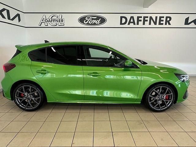 Neu Ford Focus ST 280 PS (205 kW) 2025 Mean green Limousine