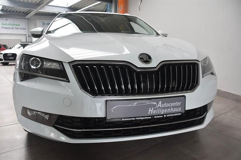 Weiß Gebraucht 2016 Skoda Superb Style Kombi | 15.980 € (Fairer Preis) - Bild 1/4
