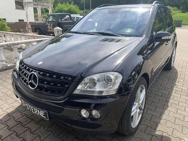 Schwarz metallic Gebraucht 2006 Mercedes ML320 SUV | 11.500 € - Bild 1/4