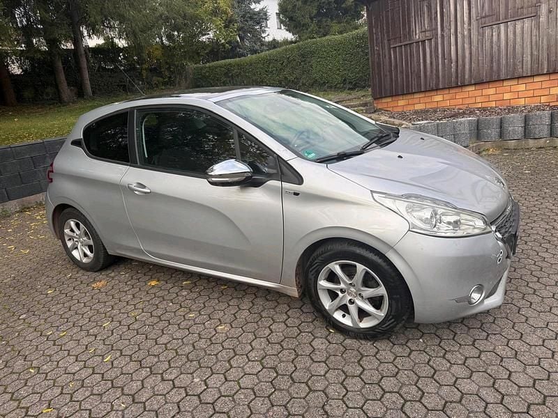 Grau Gebraucht 2015 Peugeot 208 Kleinwagen | 3.000 € (Superpreis) - Bild 1/4