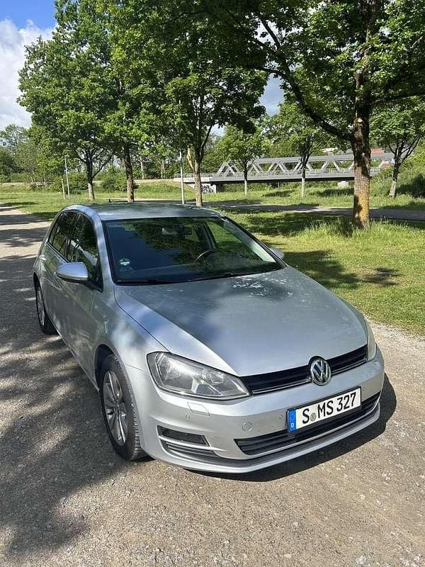 Silber Gebraucht 2014 VW Golf VII Comfortline Kleinwagen | 6.000 € (Guter Preis) - Bild 1/4