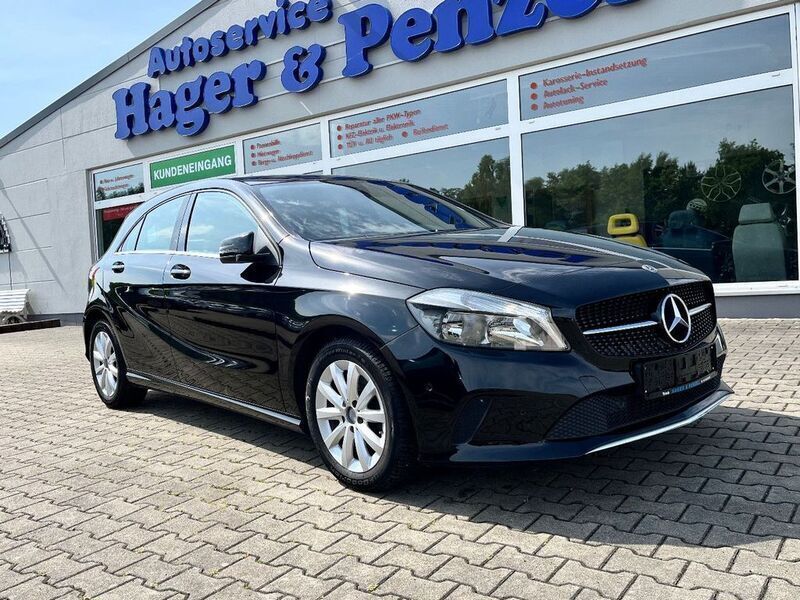 Schwarz Gebraucht 2017 Mercedes A180 Limousine | 13.590 € (Guter Preis) - Bild 1/4