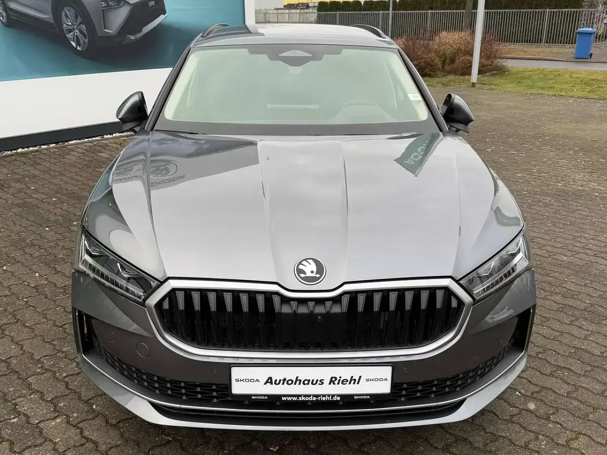 Neu Skoda Superb 193 PS (141 kW) 2026 Graphitegrau metallic Kombi