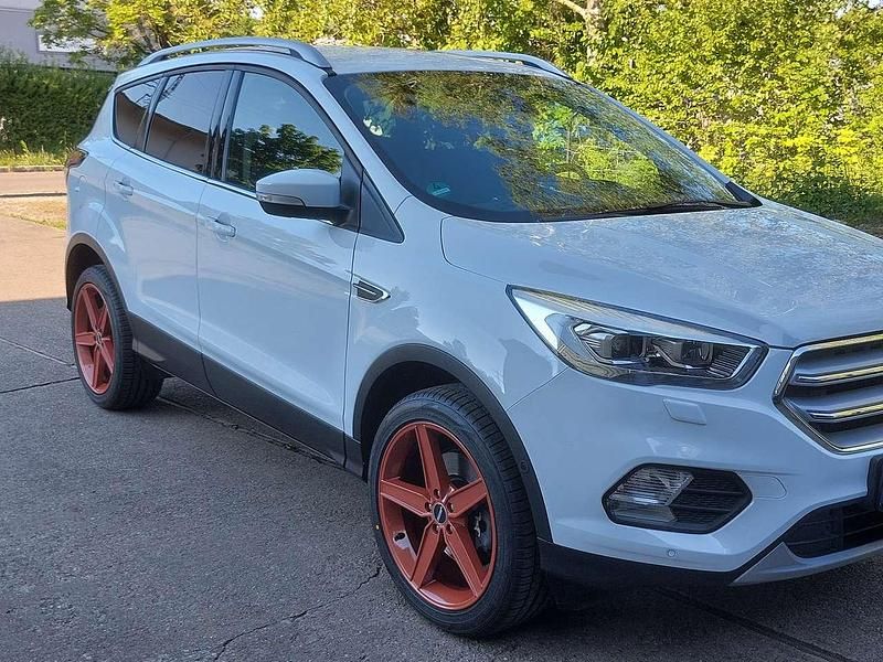 Weiß Gebraucht 2019 Ford Kuga Titanium SUV | 18.500 € (Superpreis) - Bild 1/4