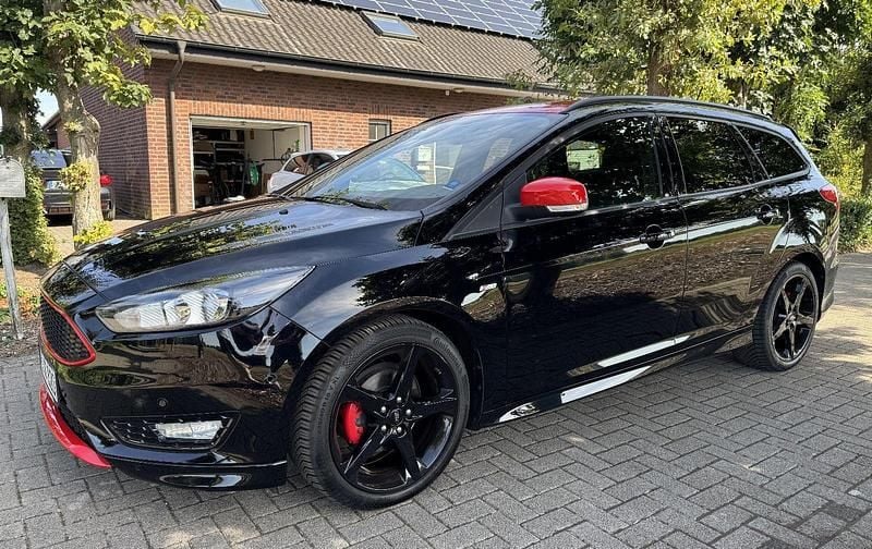 Schwarz Gebraucht 2017 Ford Focus ST-Line Kombi | 9.990 € (Fairer Preis) - Bild 1/4