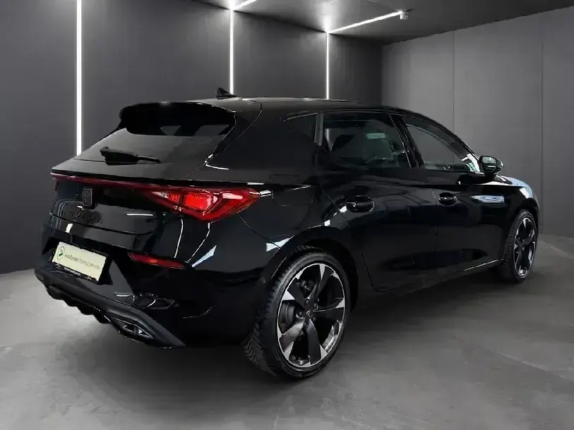 Używany Cupra Leon 150 KM (110 kW) 2024 Czarny Sedan/Limuzyna