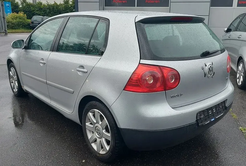 Second-hand VW Golf IV Sportline 102 CP (75 kW) 2004 Argintiu Berlinǎ
