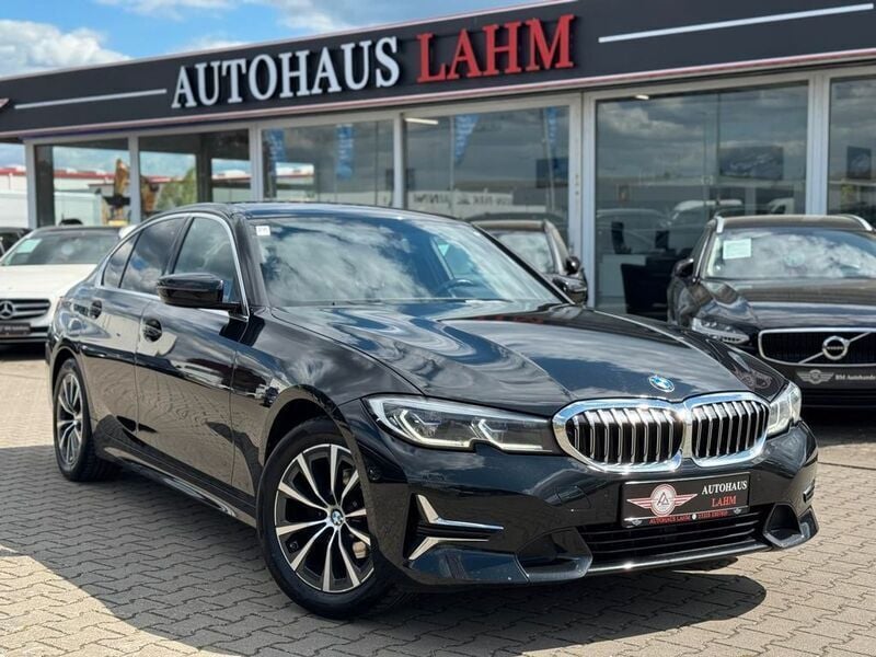 Black sapphire metallic Gebraucht 2022 BMW 318 Luxury Line Limousine | 22.490 € (Teuer) - Bild 1/4