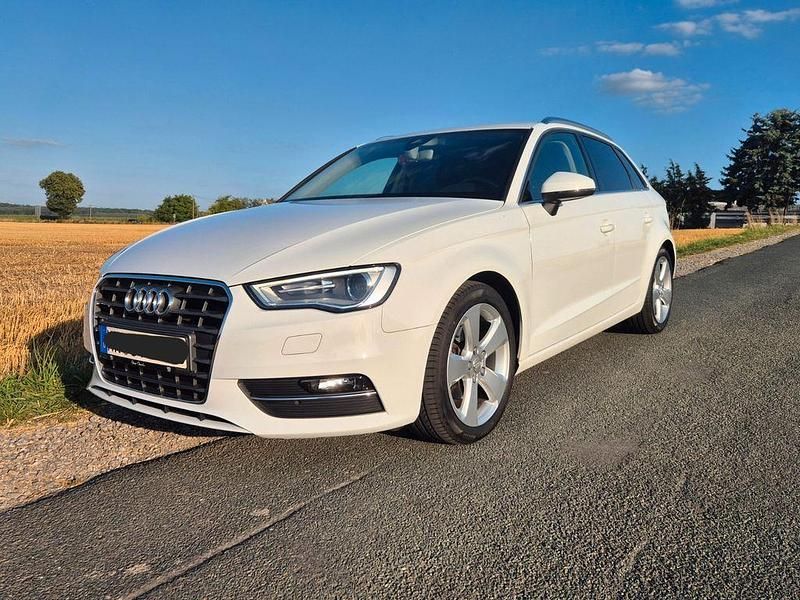 Weiß Gebraucht 2016 Audi A3 Sportback Ambition Limousine | 16.500 € (Fairer Preis) - Bild 1/4