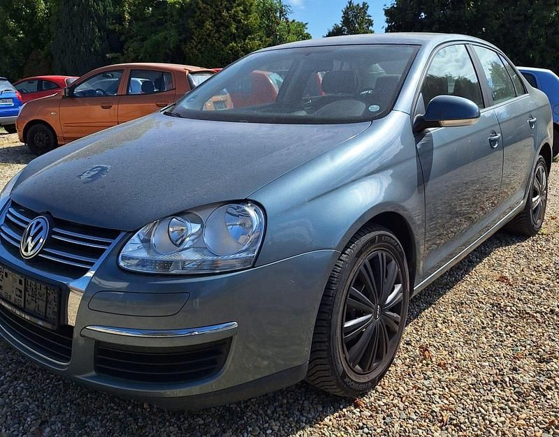Grau Gebraucht 2005 VW Jetta Limousine | 1.999 € (Fairer Preis) - Bild 1/4