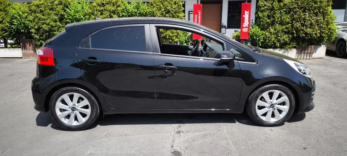 Gebraucht Kia Rio 84 PS (61 kW) 2016 Schwarz Kleinwagen