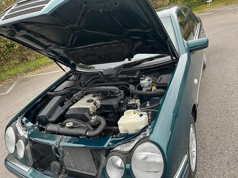 Grün Gebraucht 1997 Mercedes E230 Elegance Limousine | 5.800 € (Fairer Preis) - Bild 1/4
