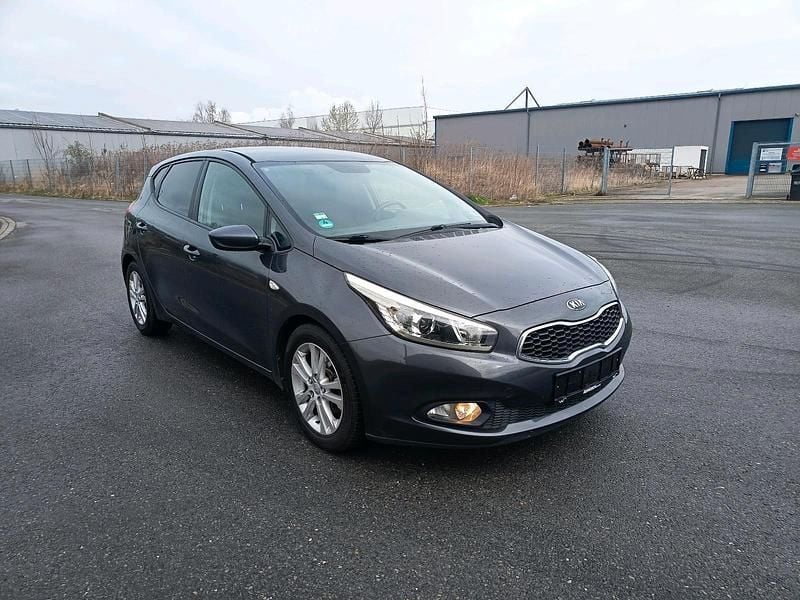 Gebraucht Kia Ceed 135 PS (99 kW) 2012 Grau Kleinwagen