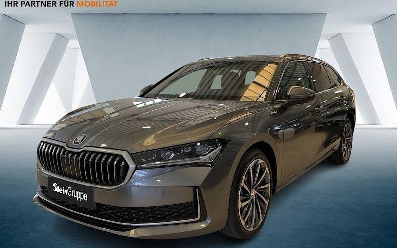 Grau Neu 2025 Skoda Superb LAURIN & KLEMENT Kombi | 47.790 € (Etwas zu teuer) - Bild 1/4