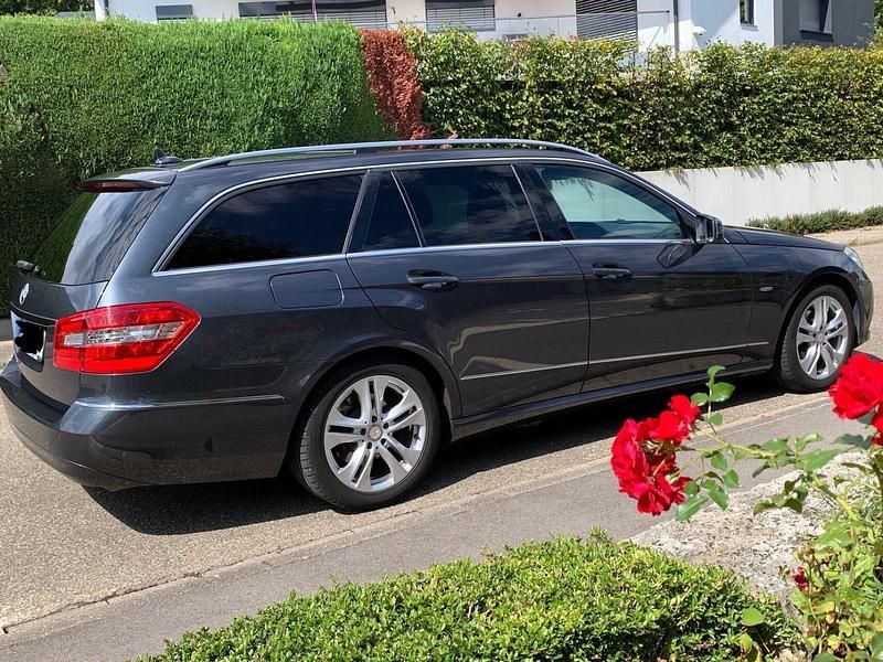 Gebraucht Mercedes E200 Avantgarde 184 PS (135 kW) 2011 Grau Kombi
