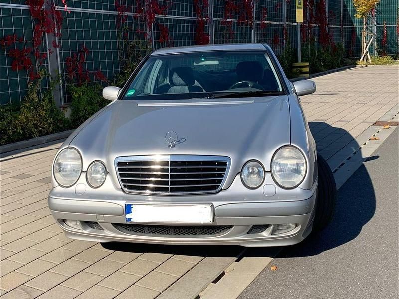 Gebraucht Mercedes E240 Classic 170 PS (125 kW) 2000 Silber Limousine