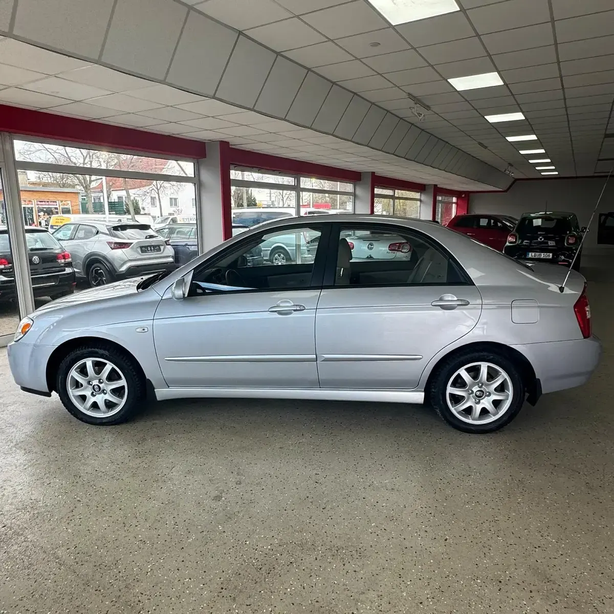 Używany Kia Cerato 143 KM (105 kW) 2004 Srebrny Sedan/Limuzyna