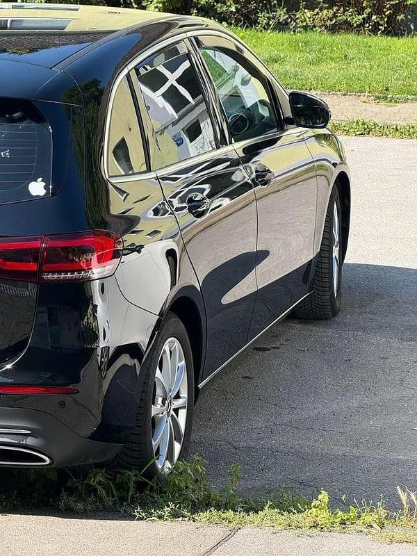 Schwarz Gebraucht 2022 Mercedes B200 Advanced Van / Kleinbus | 25.800 € (Guter Preis) - Bild 1/4