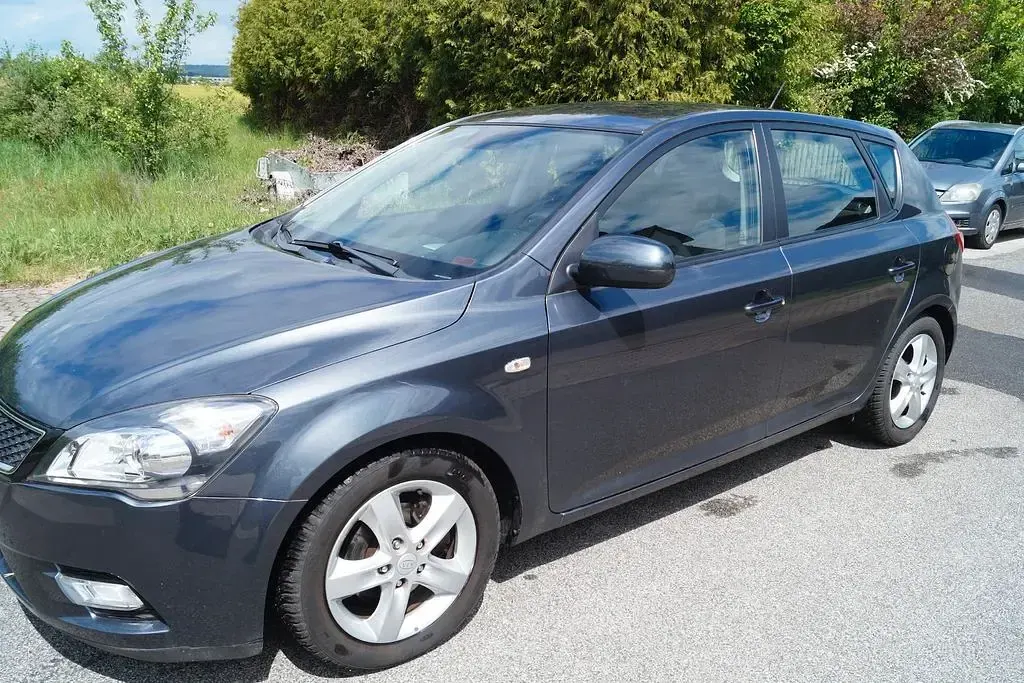 Usado Kia Ceed 90 CV (66 kW) 2012 Gris Utilitario