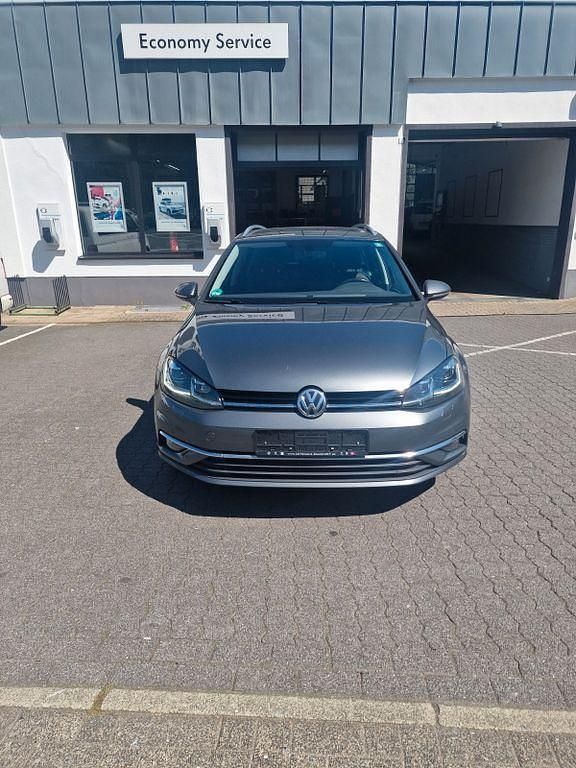 Grau Gebraucht 2018 VW Golf VII Highline Kombi | 10.999 € (Guter Preis) - Bild 1/4