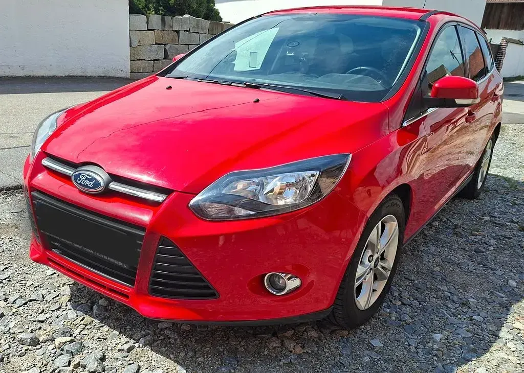 Gebraucht Ford Focus Titanium 125 PS (91 kW) 2012 Rot Limousine