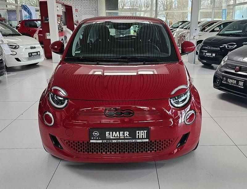 Colore esterno (red vr111/a) Gebraucht 2023 Fiat 500e Red Limousine | 20.790 € (Guter Preis) - Bild 1/4