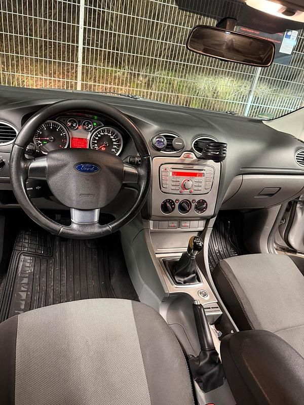 Gebraucht Ford Focus 2009 Silber Limousine